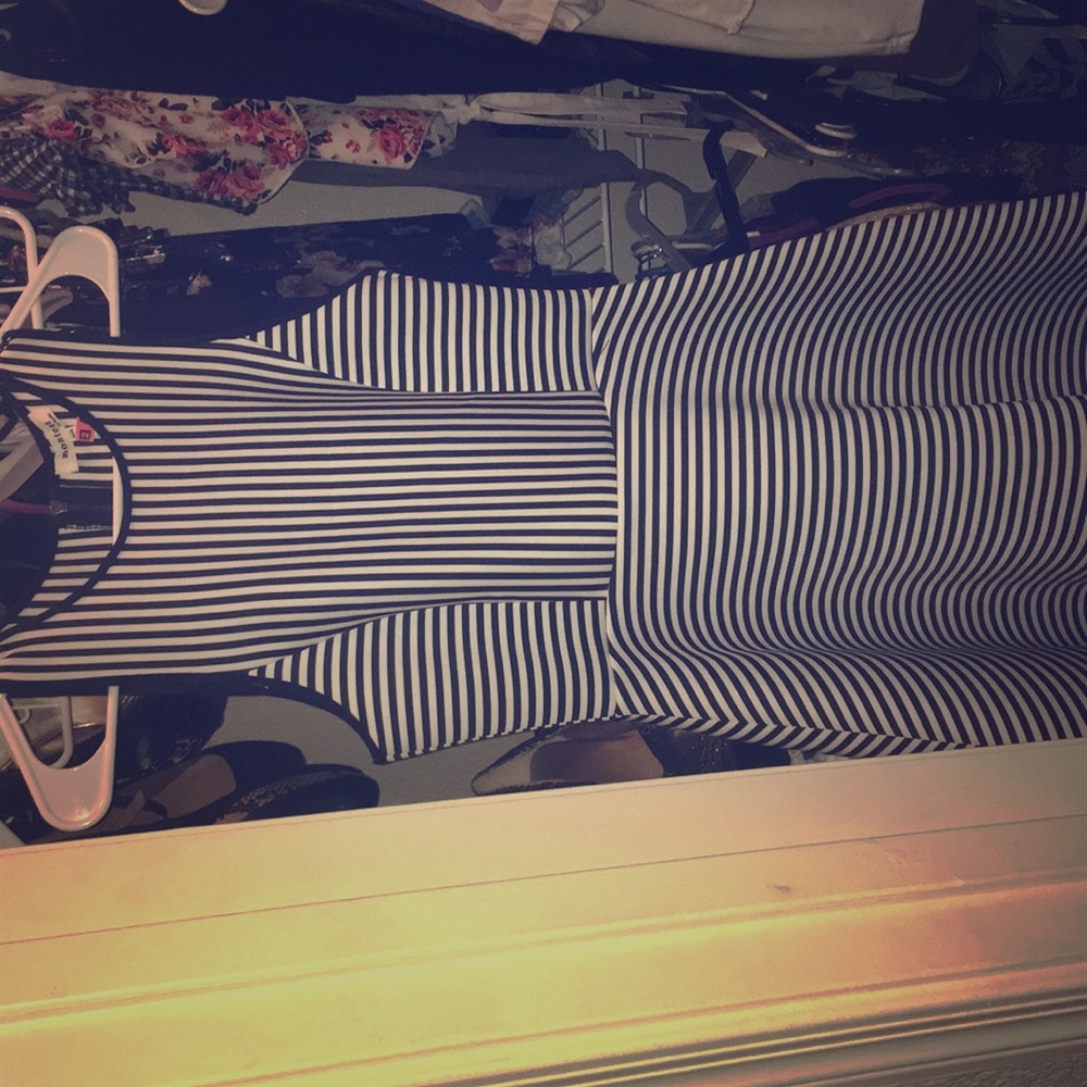 hey guys! I’m selling a black & white stripe dress
